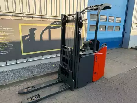 Stacker stå på 2021  Linde D14SP (4)