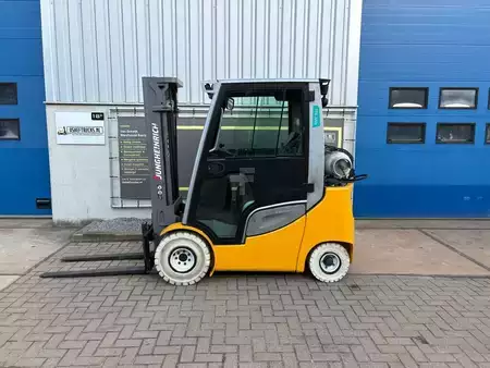 Carretilla elevadora GLP 2017  Jungheinrich TFG320 (2)