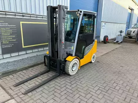 Carretilla elevadora GLP 2017  Jungheinrich TFG320 (4)