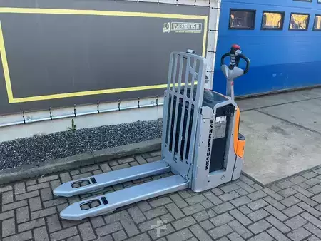 Pallet Stackers 2015  Still EXUH20 (3)