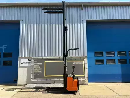 Pallet Stackers 2002  BT LSF1250/11 (3)