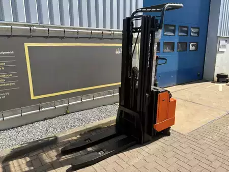 Pallet Stackers 2002  BT LSF1250/11 (4)