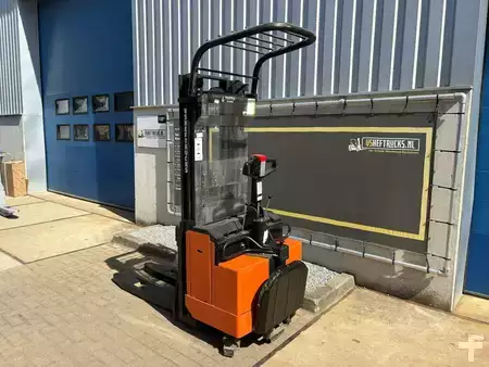 Pallet Stackers 2002  BT LSF1250/11 (5)