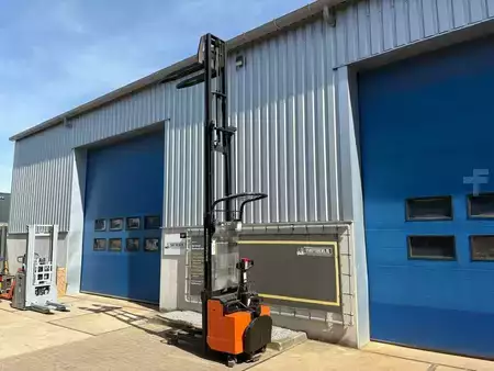 Pallet Stackers 2002  BT LSF1250/11 (8)
