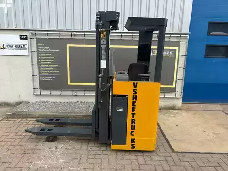 Stapelaars met zitplaats 2006  Atlet XJ160 (2)