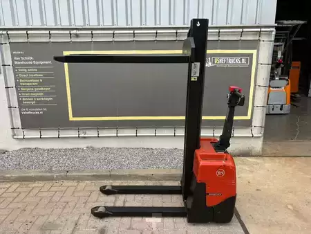 Apilador eléctrico 2006  BT HWE 100 (1)