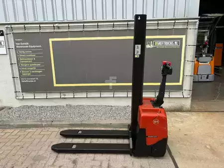 Apilador eléctrico 2006  BT HWE 100 (2)