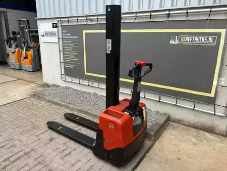 Apilador eléctrico 2006  BT HWE 100 (3)