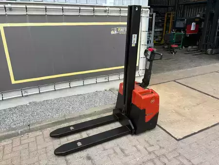 Apilador eléctrico 2006  BT HWE 100 (4)