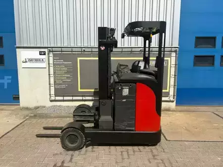 Chariots à mât rétractable 2013  Linde R16G (2)