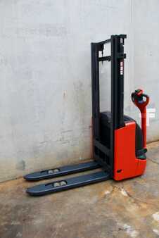 Ruční vysokozdvižný vozík 2009  Linde L 10 (1)