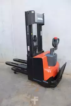 Stacker pedestre 2017  BT SWE 120 L (1)