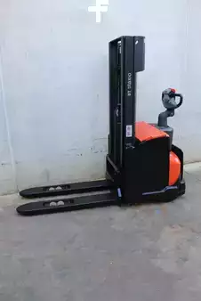 Stacker pedestre 2017  BT SWE 120 L (2)