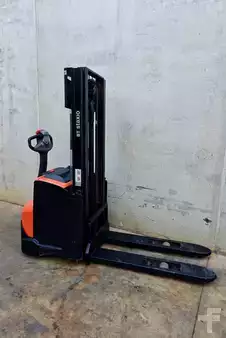 Stacker pedestre 2022  BT SWE 120 L (1)