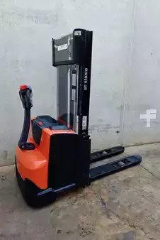 Stacker pedestre 2022  BT SWE 120 L (2)