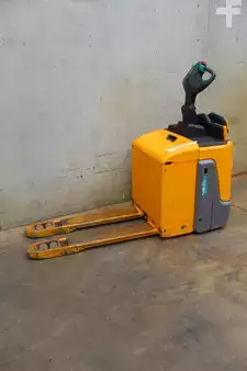 Porta-paletes elétrico 2018  Jungheinrich ERE 120 (2)