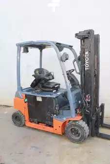 Elektryczne 4-kołowe 2021  Toyota 8FBM20T (1)