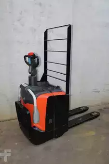 Niederhubwagen 2015  Toyota LPE200 (3)
