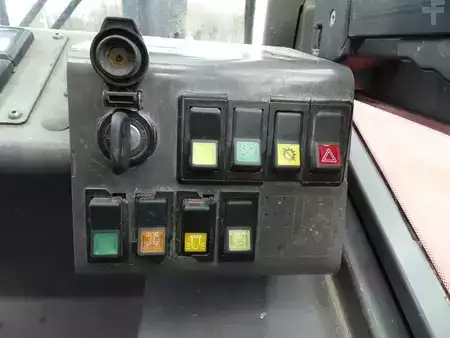 Wózki widłowe diesel 2001  Manitou M26-4 (7)