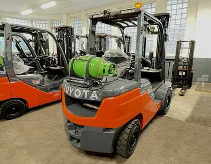 Nestekaasutrukki 2023  Toyota 02-8FGF30 (6)