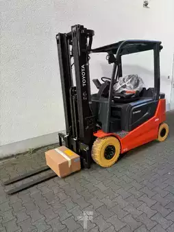 Elektryczne 4-kołowe 2025  Toyota 9FBM25T (2)