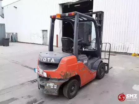 Chariots élévateurs diesel 2017  Toyota Tonero 25 02-8FDF25 6800 H (11)