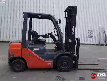 Chariots élévateurs diesel 2017  Toyota Tonero 25 02-8FDF25 6800 H (4)