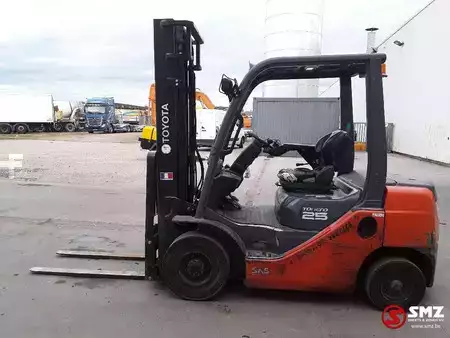 Chariots élévateurs diesel 2017  Toyota Tonero 25 02-8FDF25 6800 H (5)