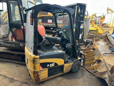Elettrico 4 ruote  CAT Lift Trucks EP 16 NT broken charger (1) 