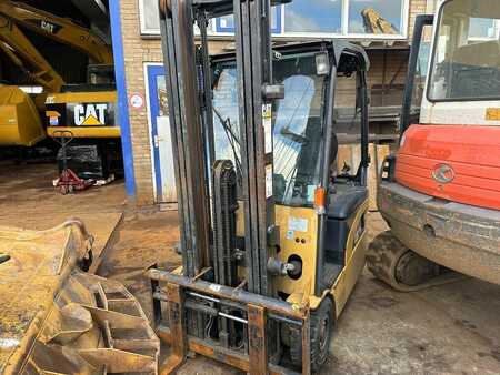 Elettrico 4 ruote  CAT Lift Trucks EP 16 NT broken charger (3) 