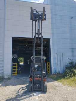 Propane Forklifts 2005  Nissan PD01A18PQ (1)