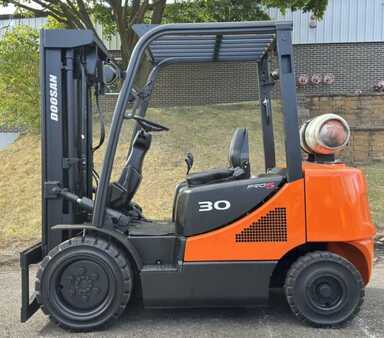 Doosan Chariot élévateur 3t gaz DOOSAN