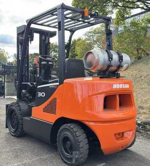 Doosan Chariot élévateur 3t gaz DOOSAN