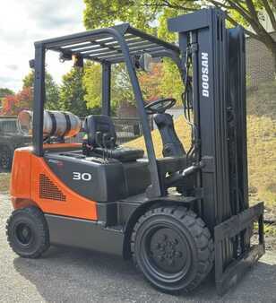 Doosan Chariot élévateur 3t gaz DOOSAN