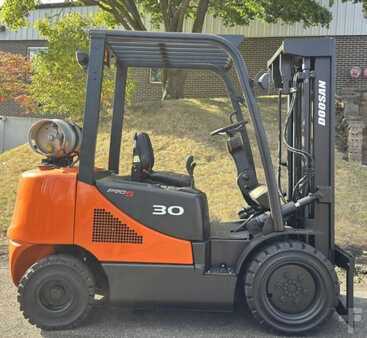 Nestekaasutrukki 2015  Doosan Chariot élévateur 3t gaz DOOSAN (4)