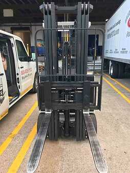 Stackers stand-on 2017  Nissan SCX35N (2)