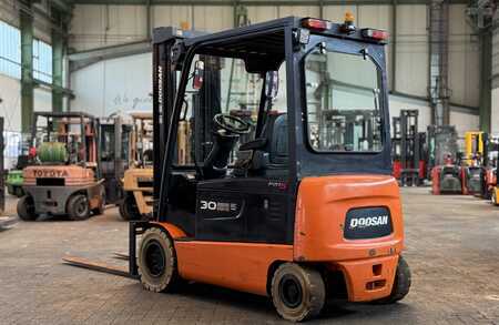 Elektryczne 4-kołowe 2010  Doosan B30X-5 (1)