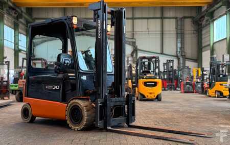 Elektryczne 4-kołowe 2010  Doosan B30X-5 (2)