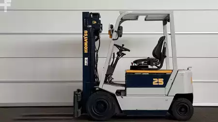 Eléctrica de 4 ruedas 1994  Komatsu FB25H-1E (1)