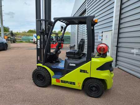 Treibgasstapler 2022 Clark S25L (3)
