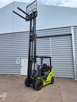 Treibgasstapler 2022 Clark S25L (1)