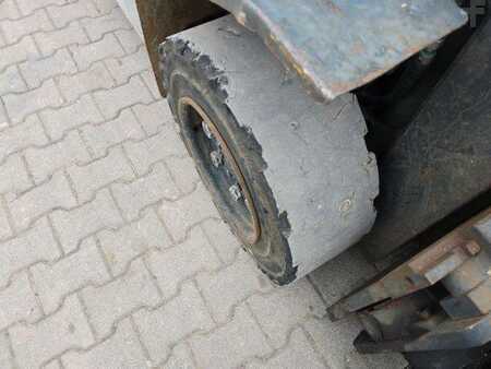Empilhador diesel 2011  Nissan 30 YG1D2A30Q Stapler Frontstapler drehbare Gabe (9)