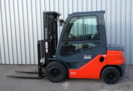 Empilhador diesel 2025  Toyota 8FDF25 (2)