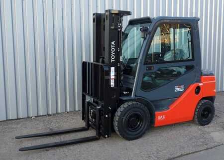 Empilhador diesel 2025  Toyota 8FDF25 (3)