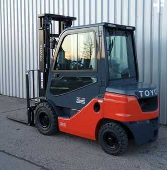 Empilhador diesel 2025 Toyota 8FDF25 (1)