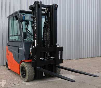 Eléctrico - 4 rodas 2022 Toyota 9FBM30T (2)