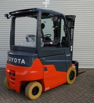 Chariot 4 roues électrique 2022  Toyota 9FBMK30T (2)