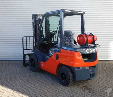 Propane Forklifts 2023  Toyota 8FGF30 (1)