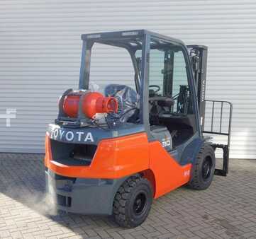LPG Forklifts 2023  Toyota 8FGF30 (2) 