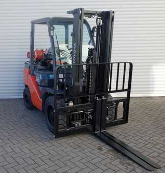LPG Forklifts 2023  Toyota 8FGF30 (3) 